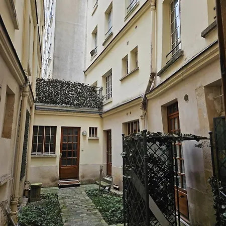 Quiet Two In Le Marais Historic Building Appartement