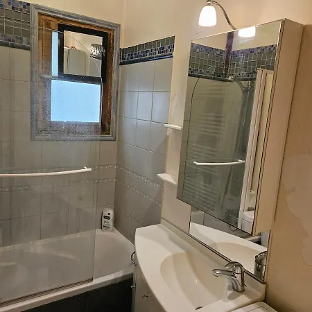 Appartement Quiet Two In Le Marais Historic Building Parijs