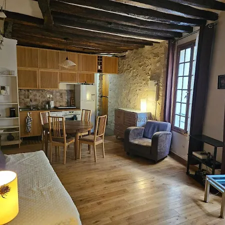 Quiet Two In Le Marais Historic Building * باريس