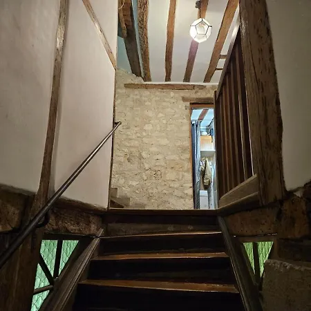 Quiet Two In Le Marais Historic Building * Parijs