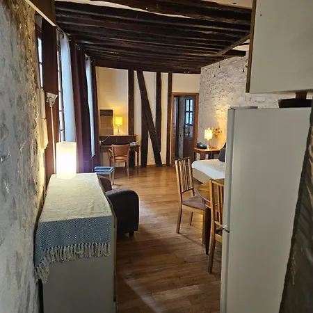 Quiet Two In Le Marais Historic Building شقة