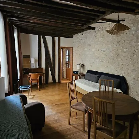 Quiet Two In Le Marais Historic Building